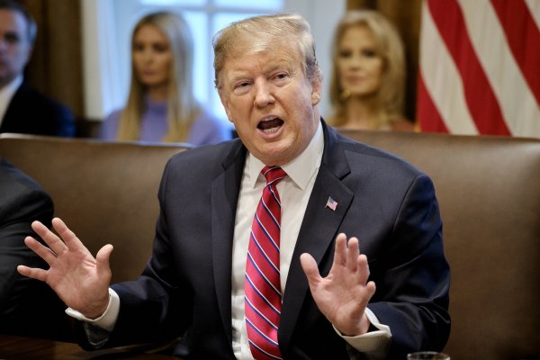 Trump firmará proyecto de ley de seguridad fronteriza y declarará emergencia para construir muro