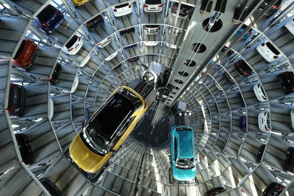 UE amenaza con represalias si EEUU aplica aranceles a la importación de autos