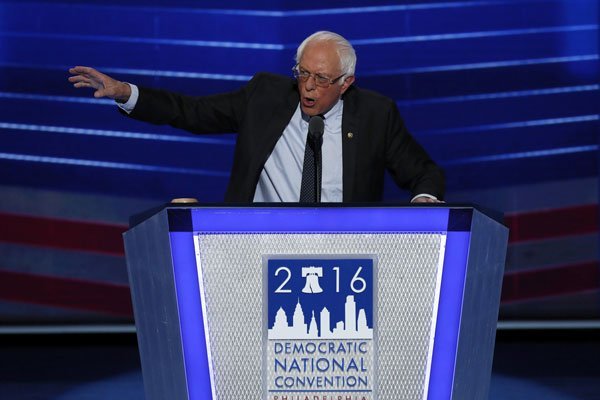 Bernie Sanders regresa para desafiar a Trump como la ficha izquierdista de los demócratas