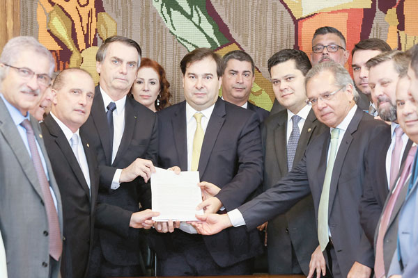 Bolsonaro busca que trabajadores de Brasil tengan que cotizar 40 años para tener una pensión completa