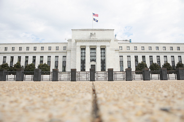 Fed apunta al fin de la venta de activos, pero sigue prudente sobre las tasas