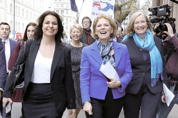 Tres parlamentarias pro europeas renuncian al Partido Conservador