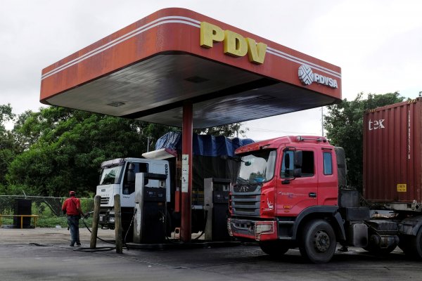Escasez de gasolina: venezolanos se abastecen como pueden