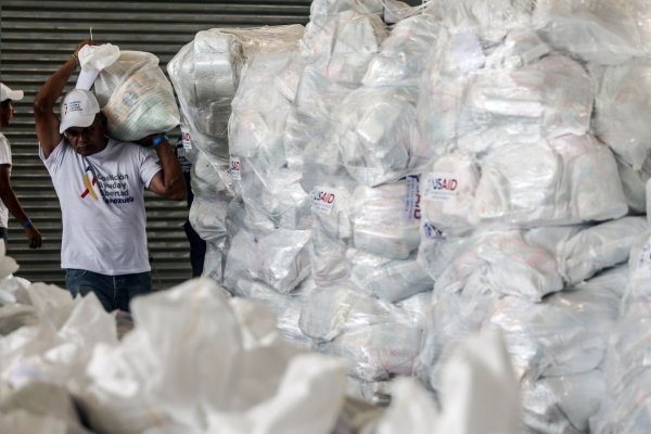 China advierte que entrada de ayuda humanitaria a Venezuela podría tener "graves consecuencias"
