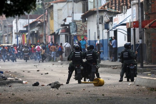 Fuertes incidentes en la frontera de Venezuela luego de que Maduro ordenara el cierre del puente