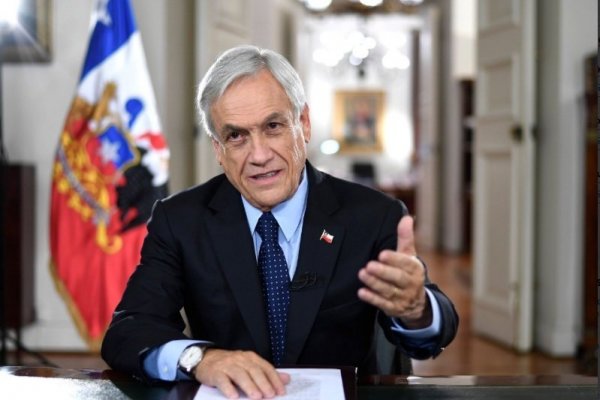 Piñera defiende a Bachelet de duro emplazamiento de Miguel Bosé