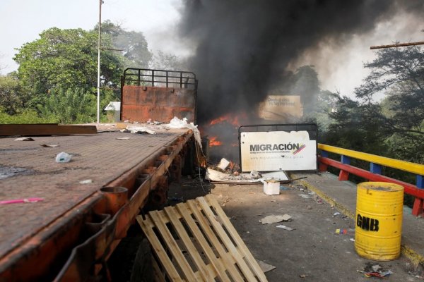 Crece tensión en la frontera venezolana: se confirma la quema de tres camiones con ayuda humanitaria