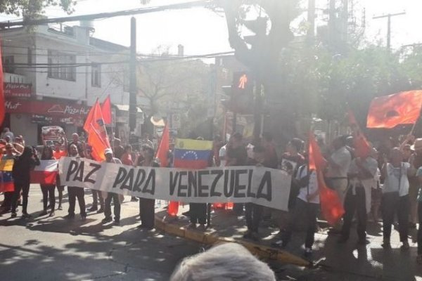 Venezolanos se enfrentan a chilenos adherentes a Maduro frente a embajada en Santiago