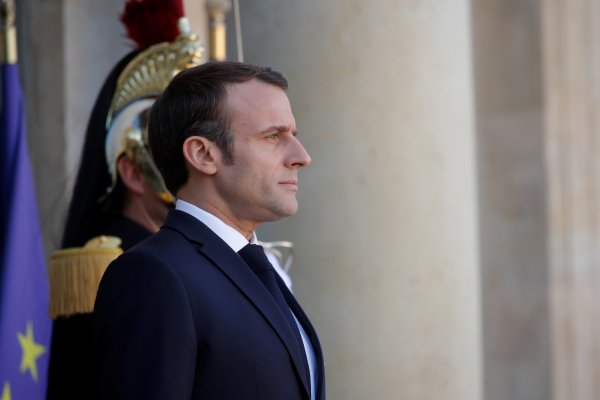 Popularidad de Macron sube ante declive de “chalecos amarillos”