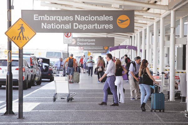 El plan que evitó el colapso del aeropuerto de Santiago este verano