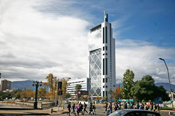 Telefónica en Chile baja sus ingresos ante baja en el negocio fijo