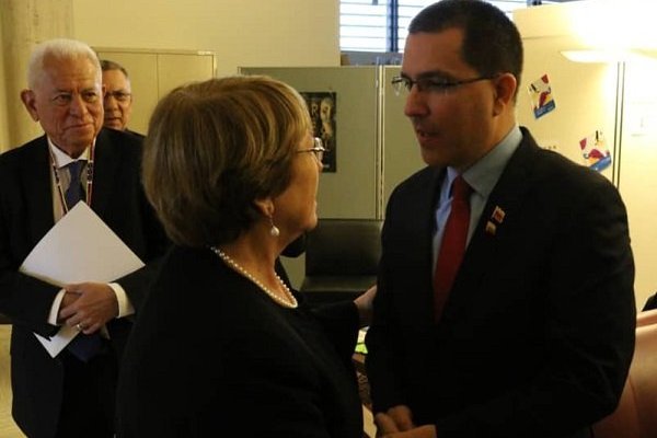 Canciller de Maduro asegura que se reunió hoy con Bachelet en Ginebra