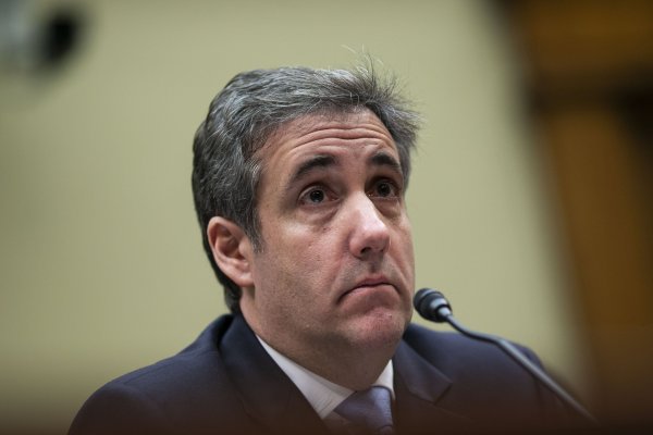 Cohen dibuja a un Trump "racista" y "estafador" ante un Congreso dividido