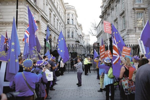 Oposición británica respaldará segundo referendo y May logra ganar tiempo