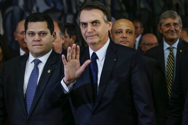 Bolsonaro empieza a ceder y pide bajar edad mínima de jubilación para las mujeres