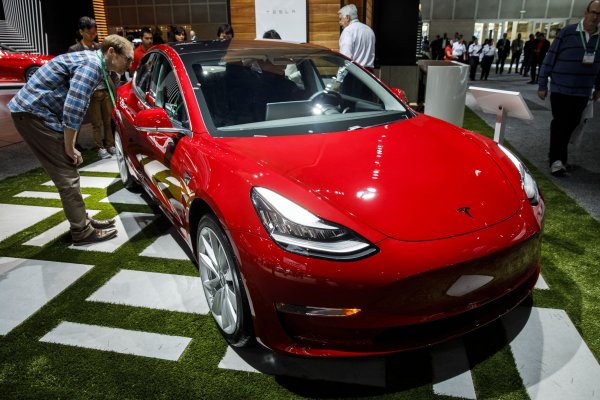 Acciones de Tesla se desploman tras anuncio de lanzamiento de versión "low cost" del Model 3