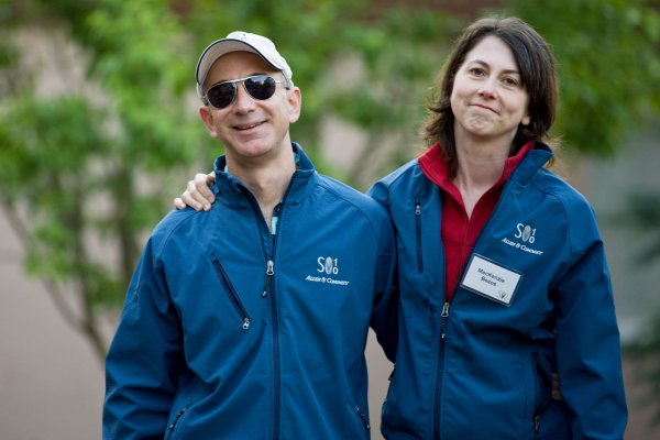 <p>Forbes: Jeff Bezos aumenta su fortuna en US$ 20 mil millones y se ratifica como la persona más rica del mundo, pero solo por ahora...</p>