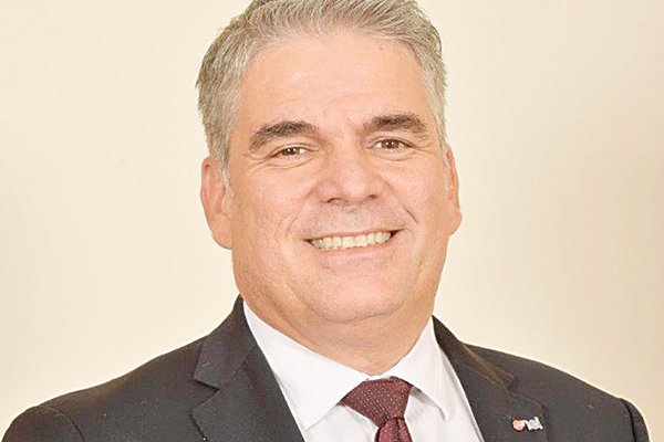 Jefe financiero de Enel Américas llega a Chile a encantar a las AFP