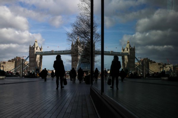 Economía británica crece marginalmente antes del Brexit: PMI