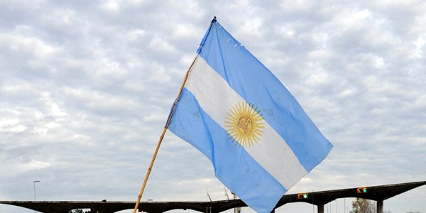 Peso argentino se acerca a mínimo histórico con el dólar nuevamente sobre los 40 pesos en Buenos Aires