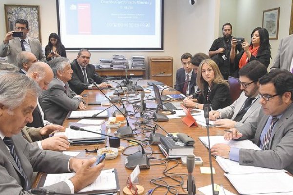 Ministerio de Energía hace férrea defensa de medidores inteligentes y compromete “fiscalización exhaustiva”