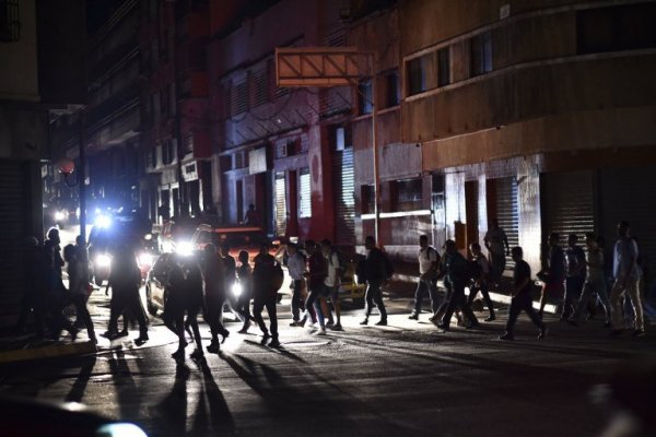 Maduro suspende actividad laboral y escolar por "mega apagón" que afecta 60% de Venezuela