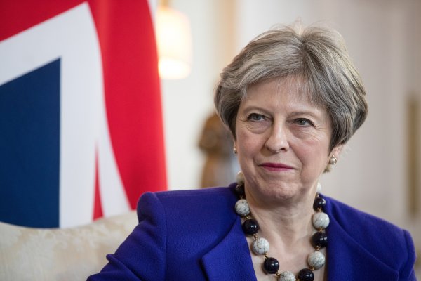 <p>May dice que el Brexit podría nunca ocurrir si el parlamento rechaza su plan</p>