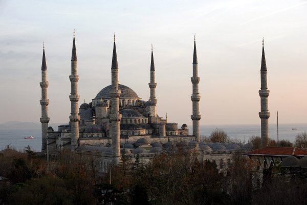 Turquía cae en su primera recesión en una década