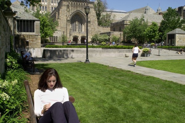 Presentan acusaciones por masivo fraude para comprar ingreso de alumnos a universidades de élite