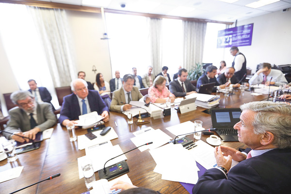 Petitorio de la oposición incluirá aumentar el impuesto digital y un nuevo informe financiero