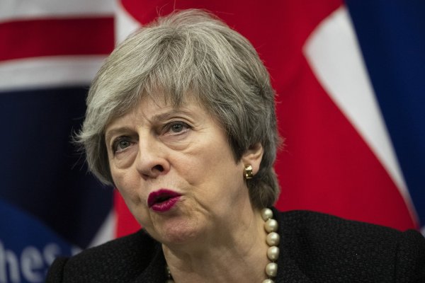 Parlamento británico aprueba aplazar el Brexit y decisión final queda en manos de la UE