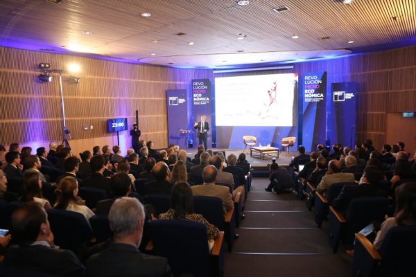 Valente presenta agenda microeconómica con meta de elevar crecimiento potencial y destrabar inversiones
