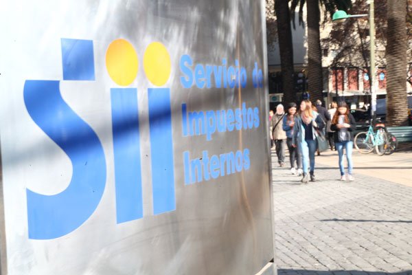 Abogados analizan decisión del SII de hacer tributables los seguros con ahorro