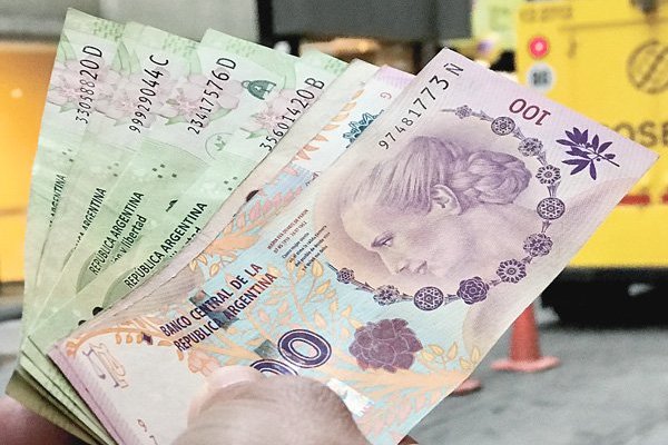 Dólar en Argentina vuelve a subir de 41 pesos