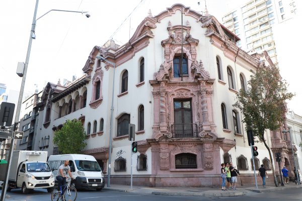 Familia Ergas compra tradicional casona del centro de Santiago que estuvo en manos del Partido Radical