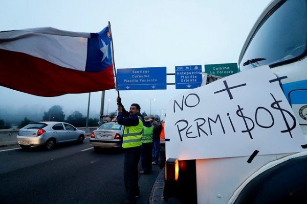 Camioneros de Valparaíso bloquean la Ruta 68 en protesta a la baja productividad portuaria