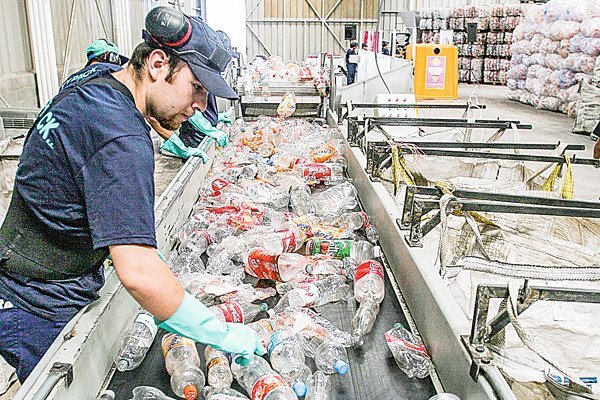 Estudio revela que el país sólo ocupa el 48% de capacidad instalada para reciclar plástico