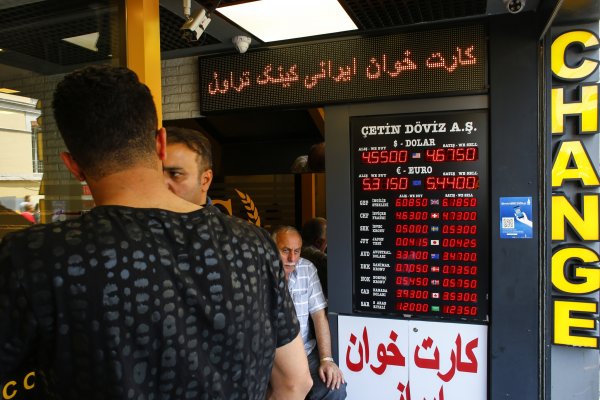 Tasas de más de 1.000%: inversionistas abandonan activos turcos ante duras restricciones a liquidez