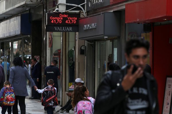 El peso argentino está a punto de anotar el peor trimestre en su historia reciente
