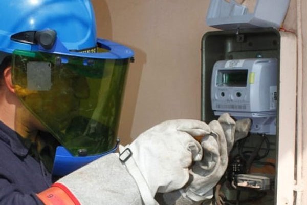 Gobierno llega a un acuerdo y tres empresas eléctricas pagarán $ 10 mil por medidor antiguo