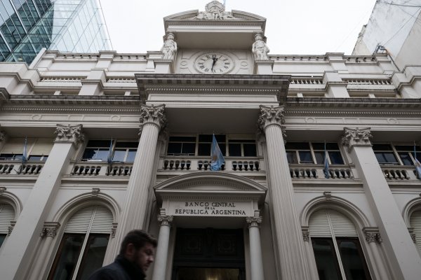 Banco Central de Argentina establece mínimo de 62,5% para tasa de política monetaria en abril