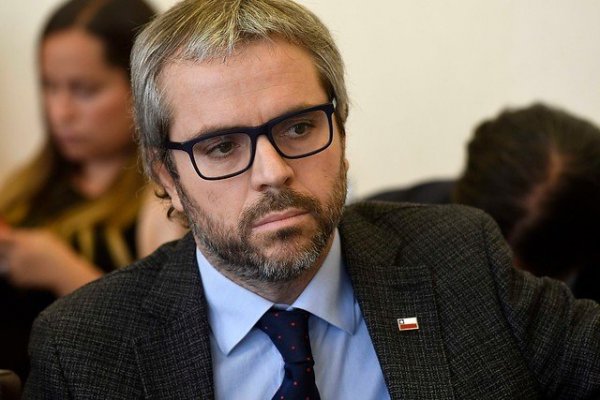 Blumel rechaza ultimatum opositor por reforma tributaria y pide "no tirar el mantel"