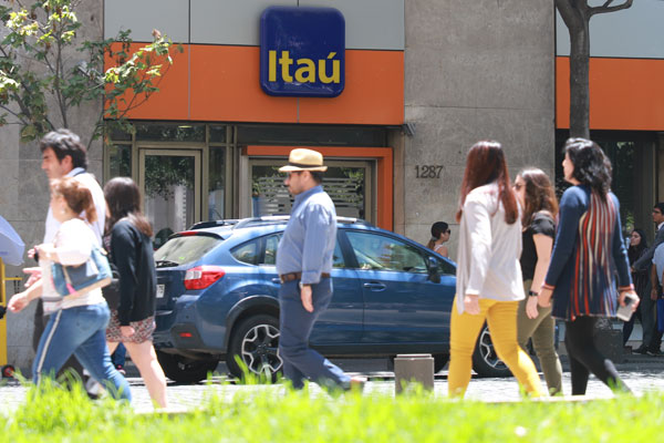 Disputa con Helm y resultados: la combinación que complica el desempeño de Itaú en la bolsa