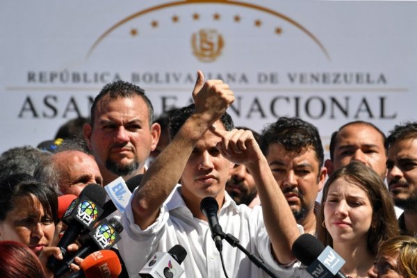 Diputados de la UDI piden al gobierno asilo político para Juan Guaidó
