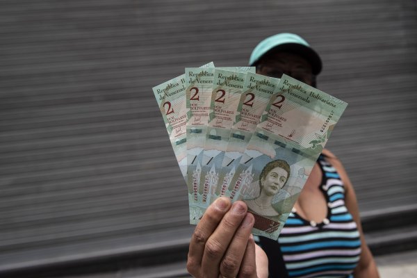 EEUU planea inyectar dólares directamente a venezolanos a través de teléfonos móviles y aplicaciones
