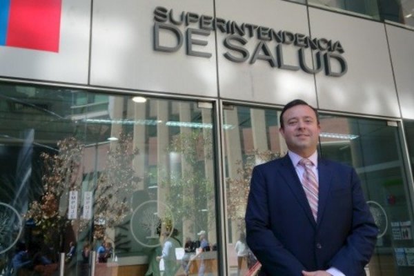 Polémica rebaja de planes de isapres gatilló renuncia del superintendente de Salud