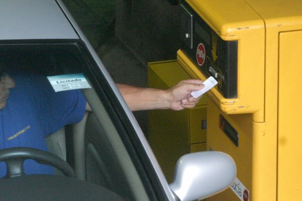 Dueños de estacionamientos concesionados en Vitacura se enfrentan con alcalde Torrealba