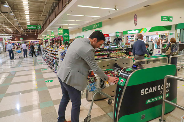 Cencosud anuncia austero plan de inversión y debuta en formato Jumbo 100% autoatención