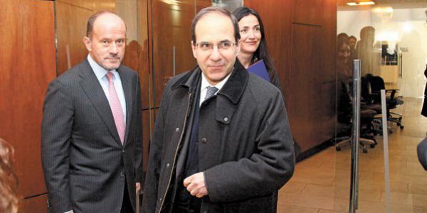 <p>Ignacio Cueto y el abogado Cristóbal Eyzaguirre cuando fueron los alegatos en el TDLC.</p>