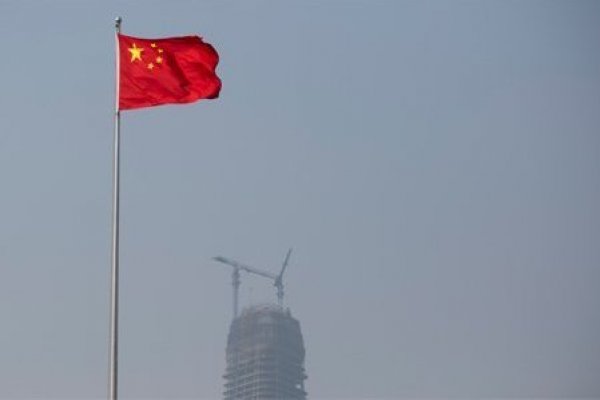 Economía de China crece un poco más de lo esperado en la primera parte del año